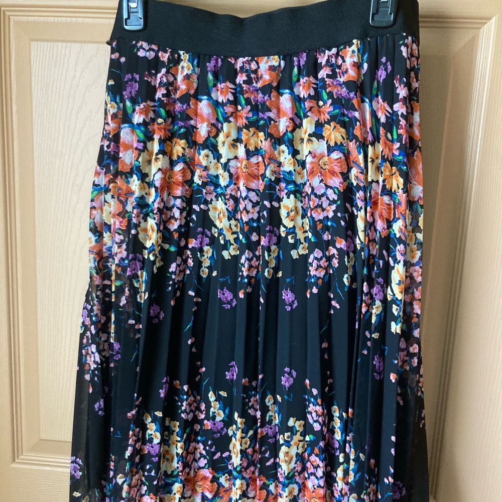 Gorgeous Black Floral Comfy Skirt